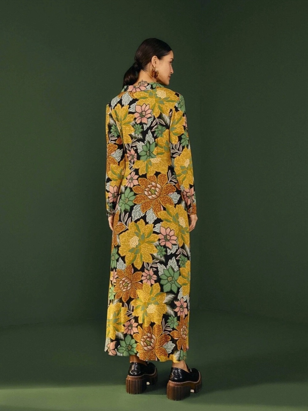 NWT FARM Rio Garden Black Floral Velvet Midi Dress Size Medium - Picture 2 of 7